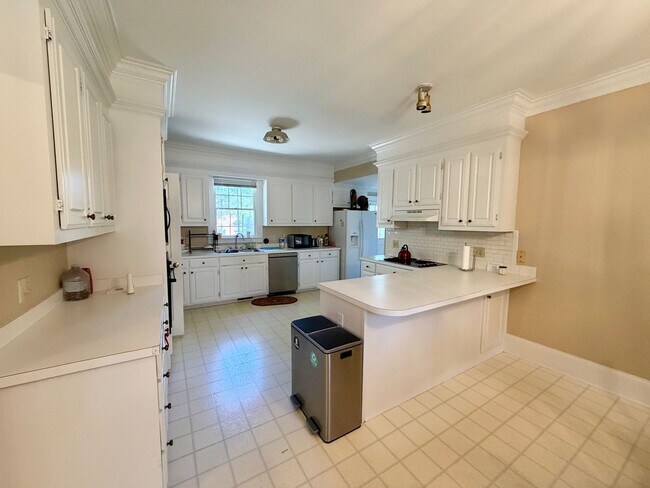 Building Photo - 525 Meadow Brook Dr