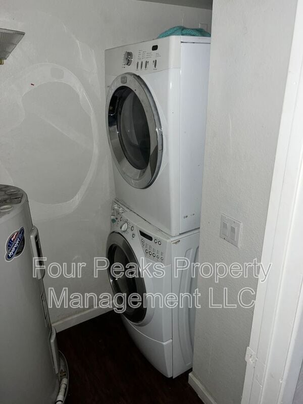 Building Photo - 2813 E Paradise Ln