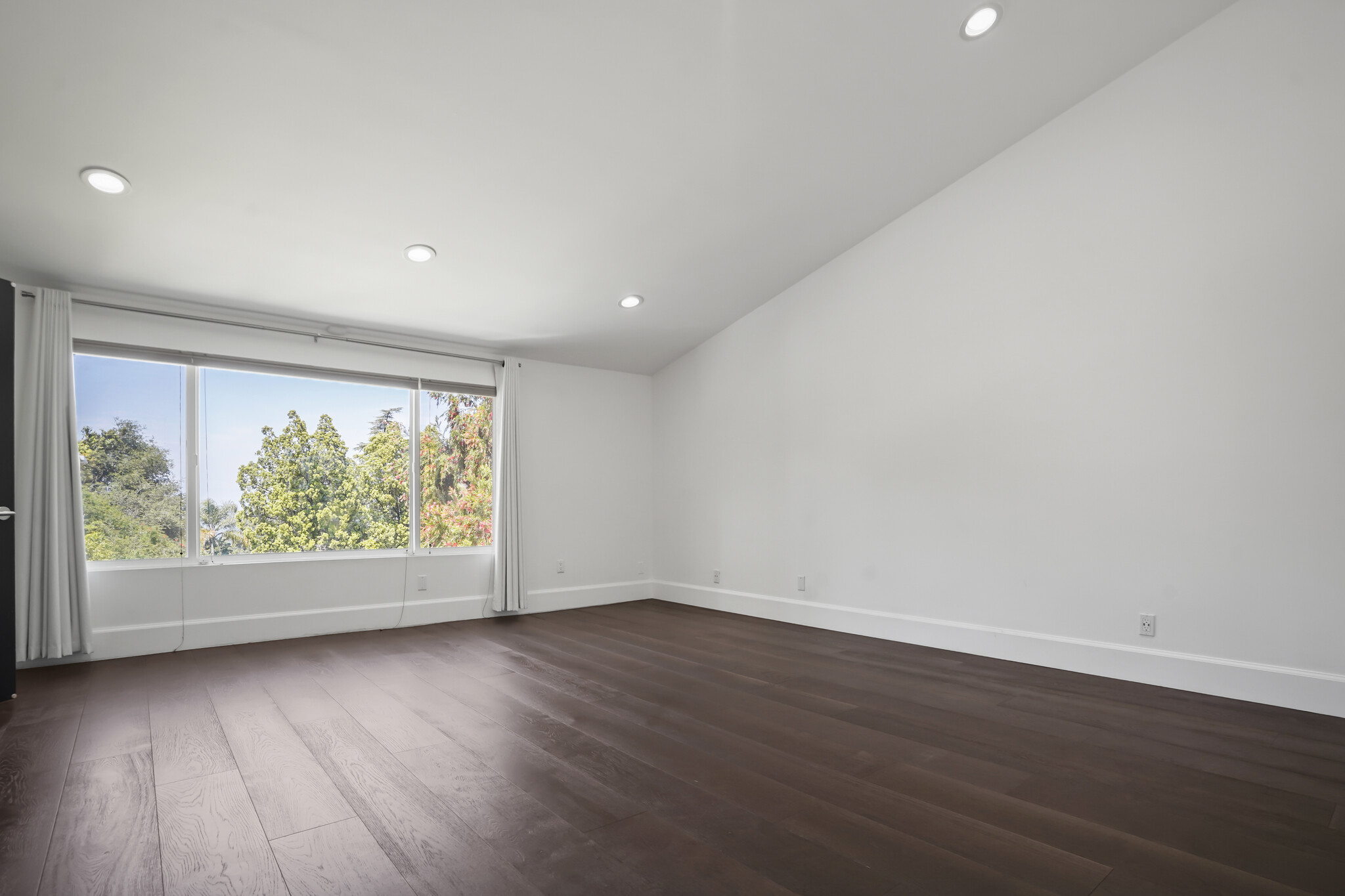 Building Photo - 16544 Park Lane Dr