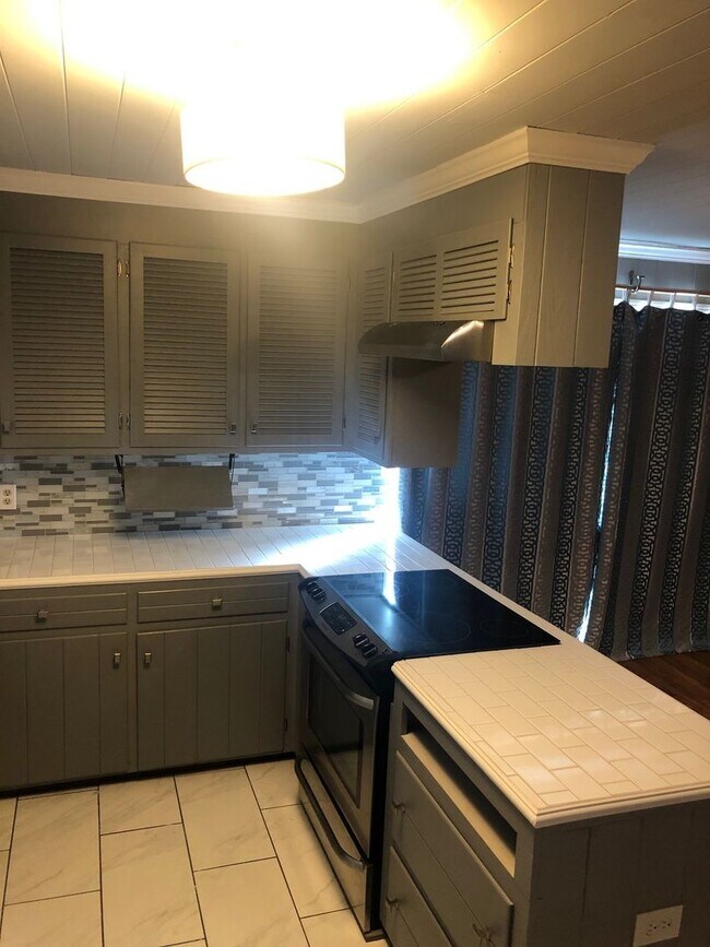 Building Photo - Nice 4 Bed 2.5 Bath House! Available August 2026!