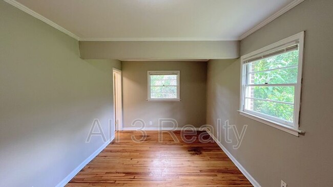 Building Photo - 924 Green Ridge Rd