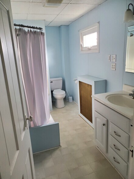 Full bathroom - 507 W Mahoning St