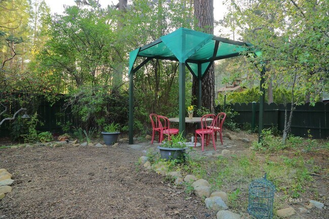 Building Photo - One Level House one mile from town close to hiking trails