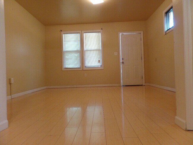 Building Photo - 124 S Walter Ave