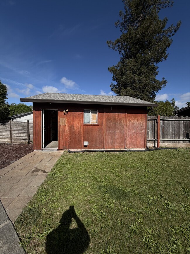 Building Photo - 913 Clover Dr