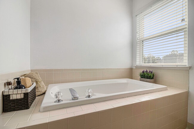 Building Photo - 1304 N Bay Dr