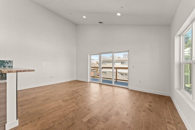 Building Photo - MidTown Gem - Fully Renovated W Large Rooms