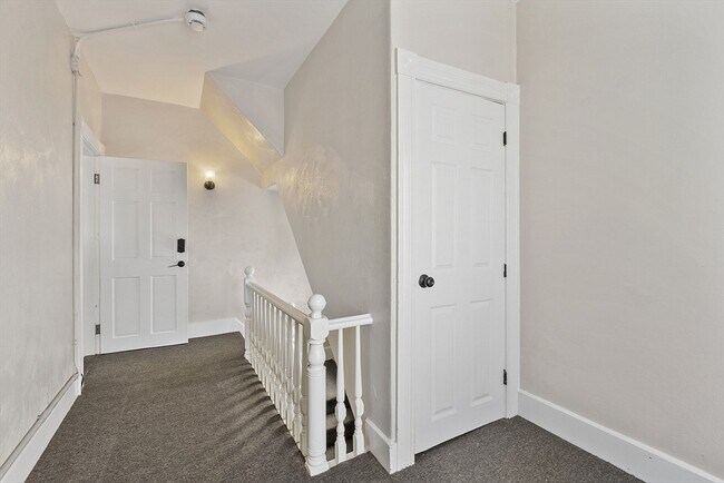 Building Photo - 19 Isabella St