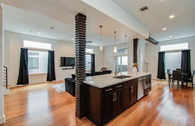 Building Photo - 4311 Marina St