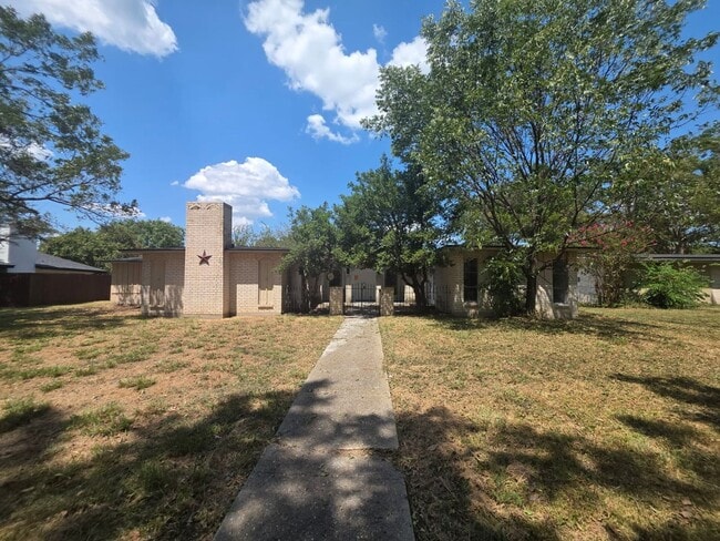 Building Photo - Charming 3-Bedroom Home on Spacious Lot Ne...