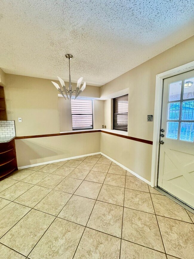 Building Photo - 5909 Golden Canyon Dr