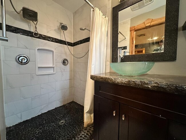 Building Photo - 2833 Kent Dr