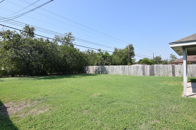 Building Photo - 1002 Clairidge Ave
