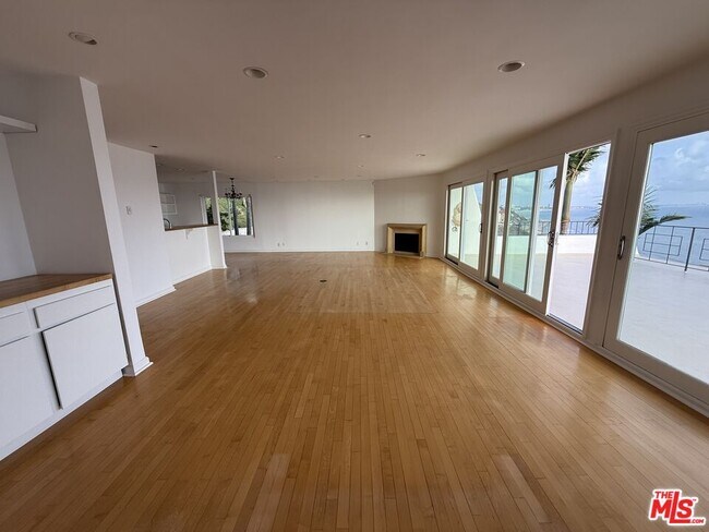 Building Photo - 18139 Coastline Dr