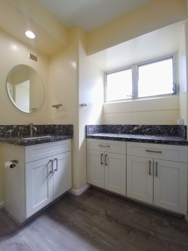 Building Photo - For Rent | Full Sized Studio, 1 Bathroom with City Views