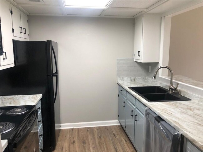 Building Photo - Great Oakwood location - 2 bedroom