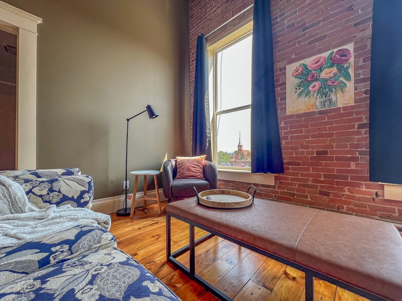 Building Photo - 1175 Iowa St