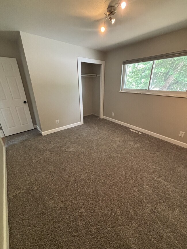 Building Photo - 3495 Montebello Dr W