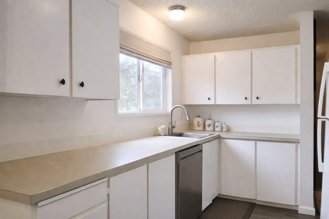 Building Photo - Open & Bright SW Portland 3 Bedroom Home - End Unit & Nature Views