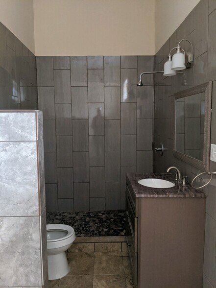 Building Photo - 3326 Ruckle St