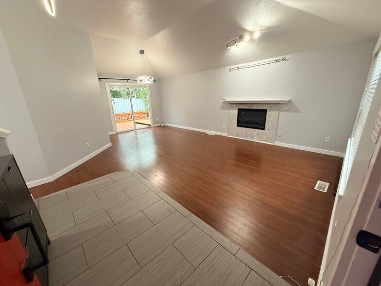 Building Photo - 27840 25th Dr S