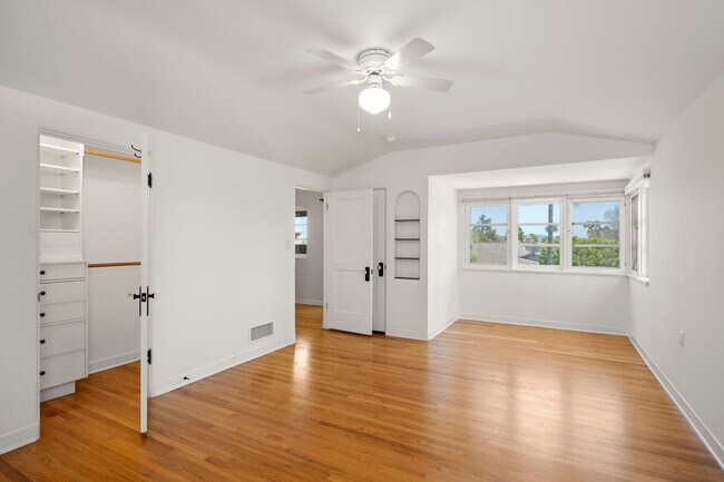 Building Photo - Kensington Exceptional Location 4Bed 3.5 Bath Private Gated Spanish Estate like property