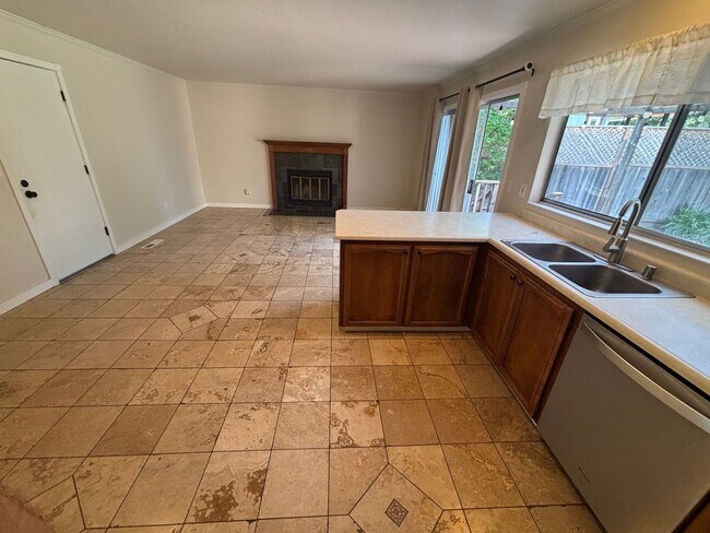 Building Photo - !!! MOVE IN SPECIAL - $500 OFF FIRST MONTH'S RENT!!!! 3 bedroom 2 bathroom Single Family Home wit...