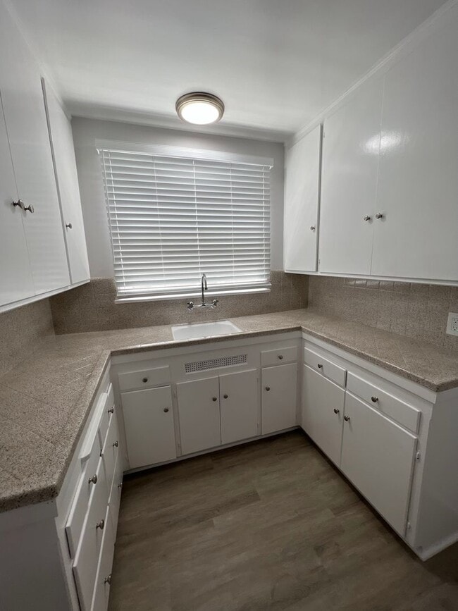 Building Photo - BEAUTIFUL 1 BEDROOM 1 BATH DOWNSTAIRS UNIT IN SHORT DISTANCE TO BELMONT SHORE