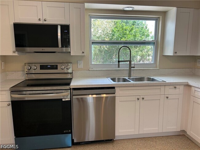 Building Photo - 4320 Pine Lake Rd