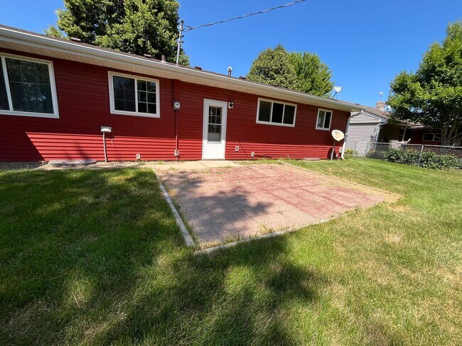 Building Photo - Large 3 Bed/2 Bath East Side Rental Home!