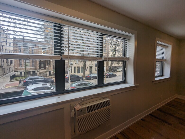 Building Photo - 510 W Briar Pl