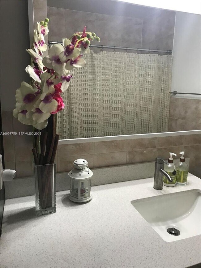 Building Photo - 10794 N Kendall Dr