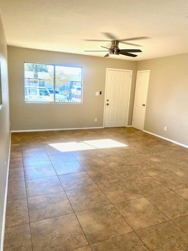 Building Photo - Great 4 Bedroom Home, Location, location!