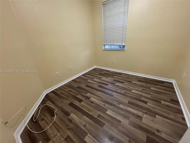 Building Photo - 9053 Plymouth Pl