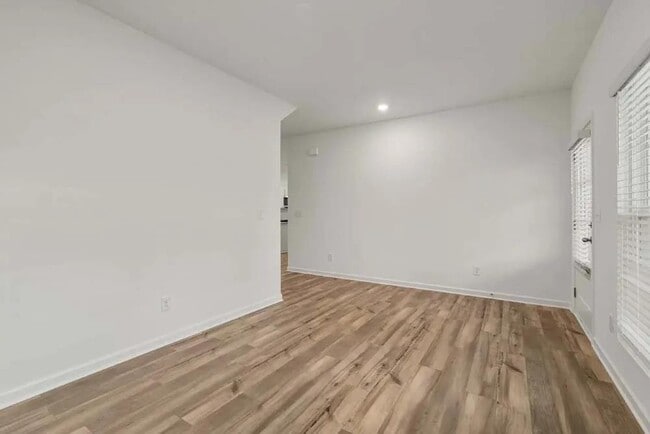 Building Photo - 2076 Boxwood Cir