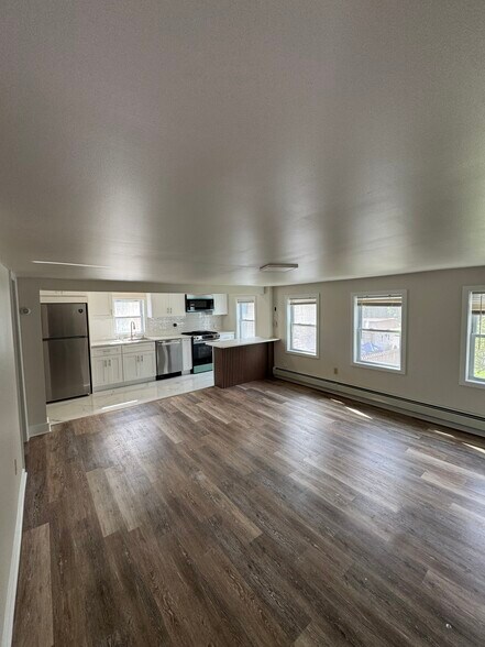 Building Photo - 2050 E Saint Georges Ave