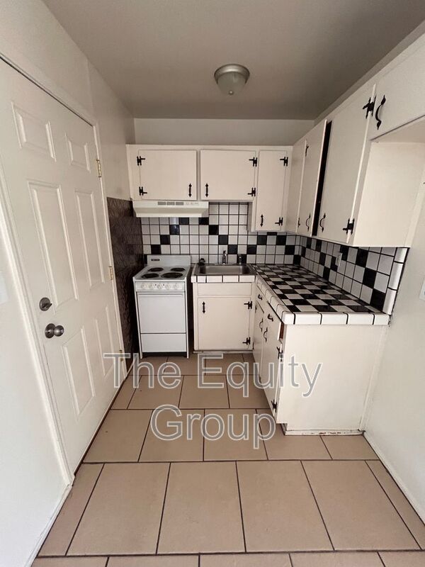 Building Photo - 321 E Elm St