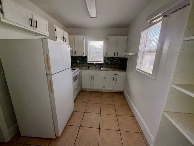 Building Photo - 2330 S Ferncreek Ave