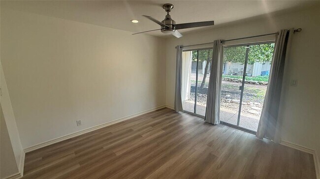 Building Photo - 500 E Riverside Dr