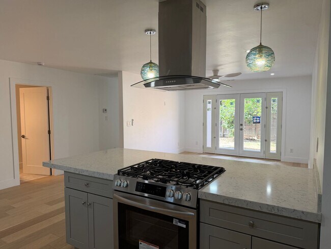 Building Photo - Fully Remodeled 3 Bedroom/ 2 Bathroom Duplex w/ Modern Finishes & Private Yard!