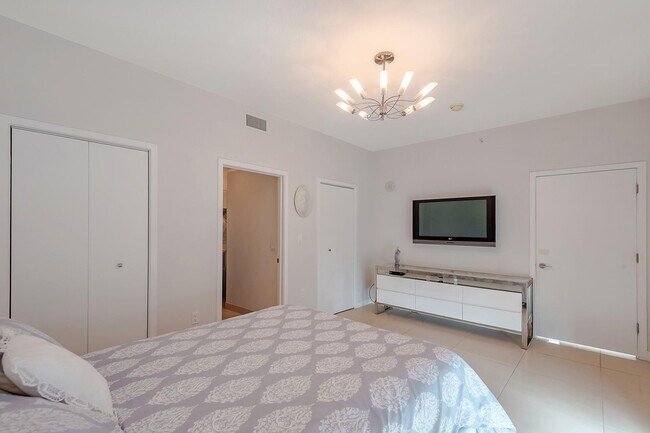 Building Photo - 1111 SW 1st Ave