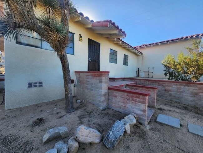 Building Photo - HIllside Property