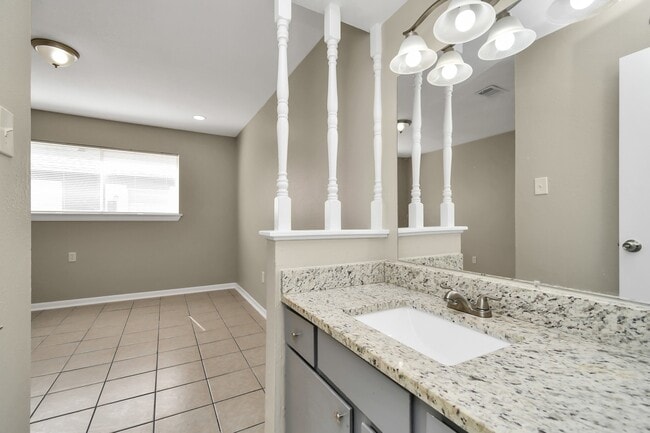 Building Photo - 1736 Crestdale Dr