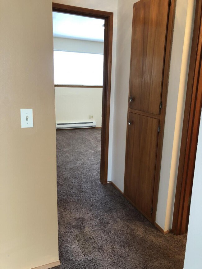 Building Photo - Laurel Apartments - 2 bedrooms