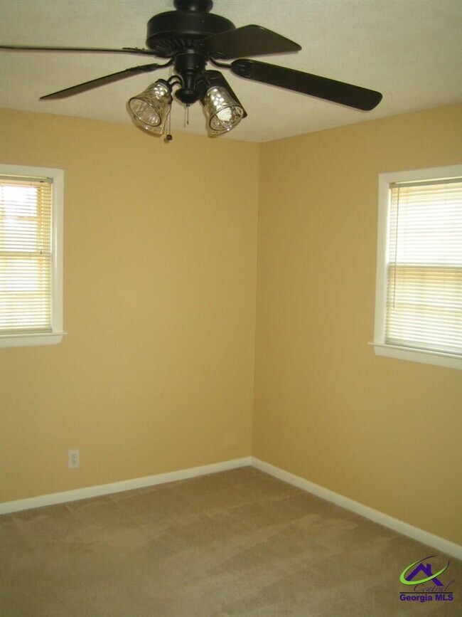 Building Photo - 5 Hampton Square