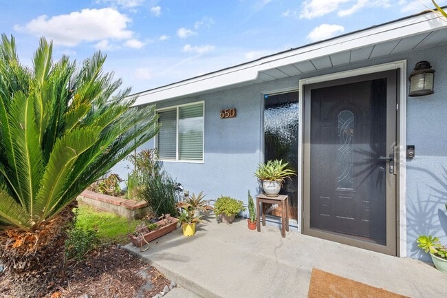 Building Photo - Adorable 3 Bedroom 2 Bathroom Single Story Family Home