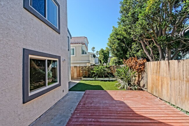 Building Photo - Newly Updated, Detached Rear Townhome w/ S...