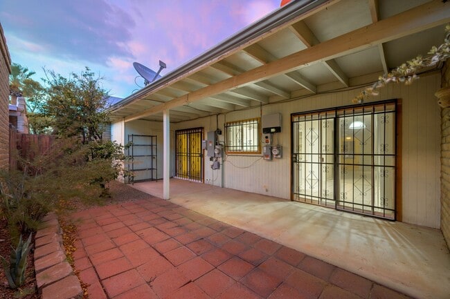 Building Photo - 510 W Cll Lago