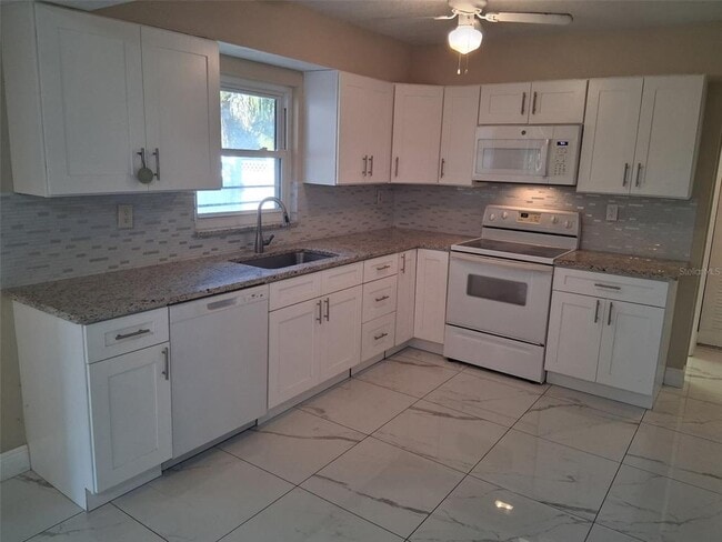 Building Photo - 8758 Hemlock Ln
