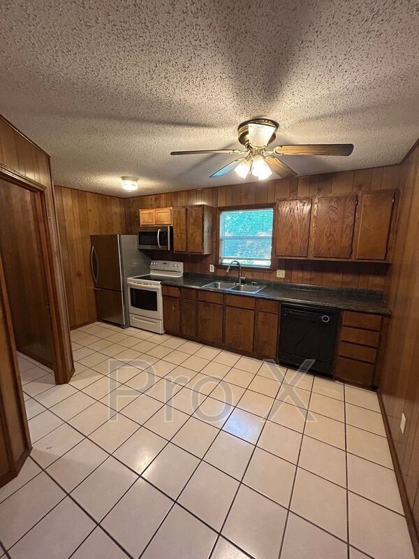 Building Photo - 1216 Highland Ave